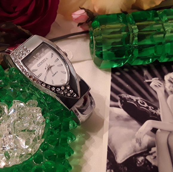 GENEVA LADIES BEAUTIFUL CRYSTAL QUARTS CUFF WATCH - Picture 11 of 13